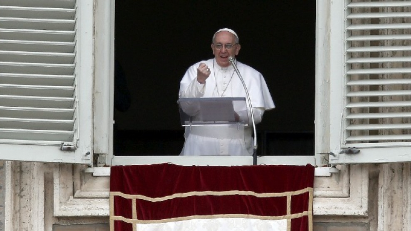 Франциск сяда официално на Светия престол 