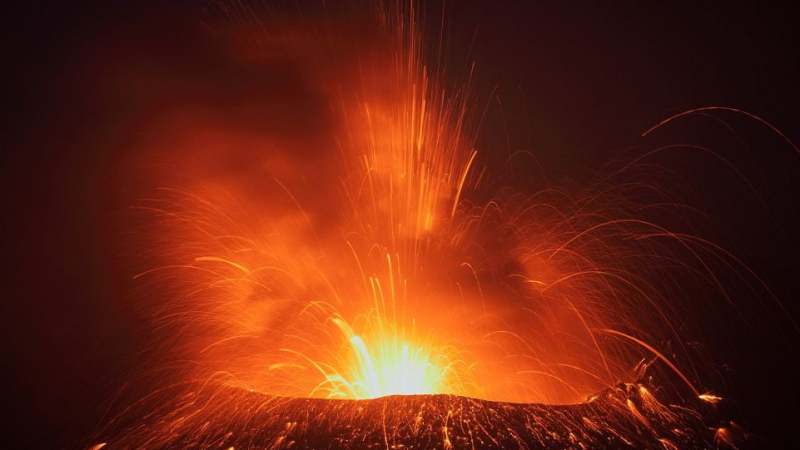 Светкавица се сби с изригващ вулкан (УНИКАЛНИ СНИМКИ)