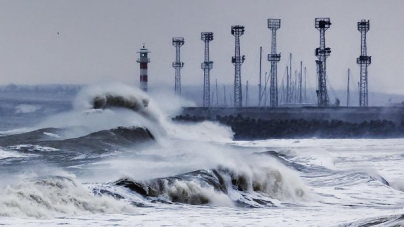 Бурният вятър затвори пристанището във Варна