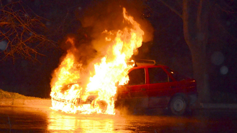 Кола изгоря зрелищно във Варна
