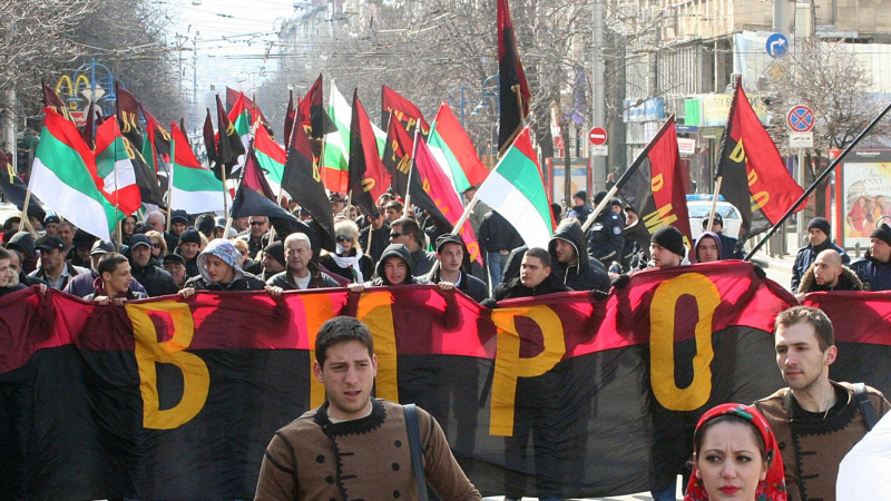 ВМРО със знамена като на война се регистрират в ЦИК