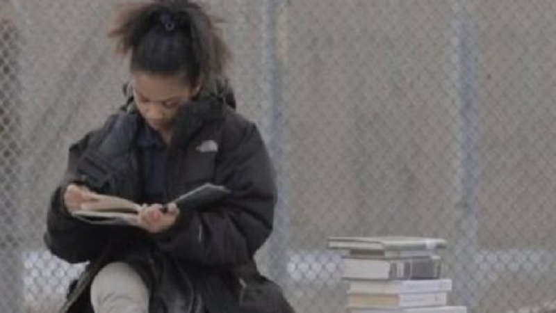 13-годишно момиче от бедно семейство чете над 300 книги на година 