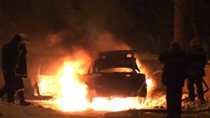 Кола изгоря в Перник