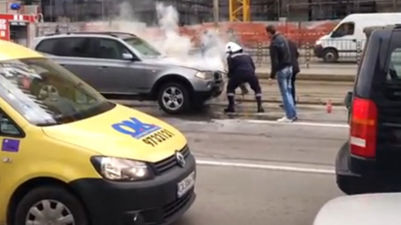 БЛИЦ TV: Джип BMW горя на бул. “България”