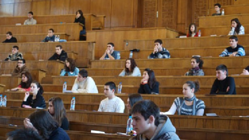 Над 1300 души на предварителния изпит по български език и литература в СУ 