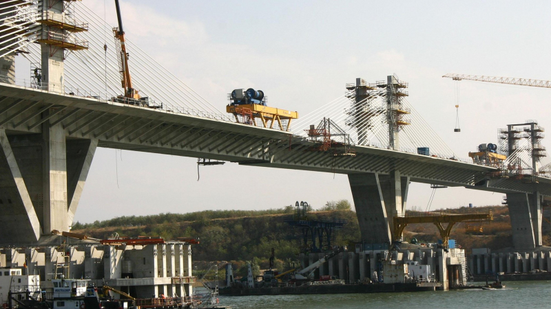 На Дунав мост 2 е страшо, опашката стига до...
