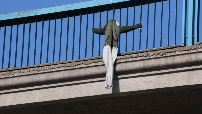 Ужас на Аспарухов мост! Мъж заплашва да скочи (СНИМКА)