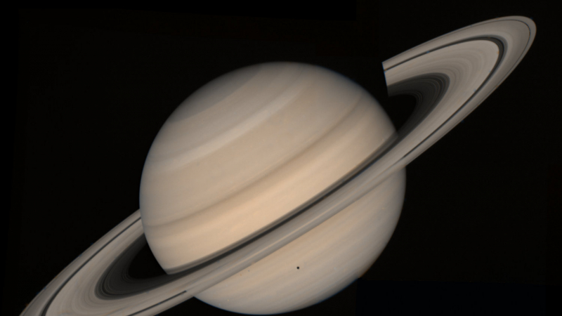 Планетолози: Сатурн изяжда пръстените си