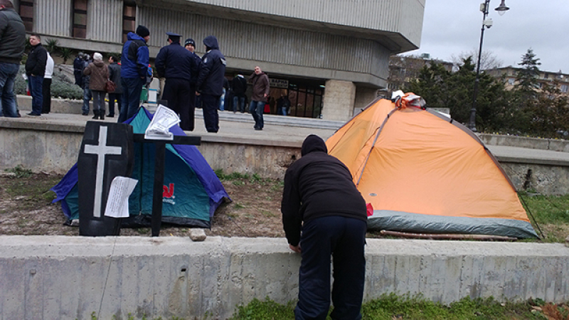 200 палатки блокират общината във Варна