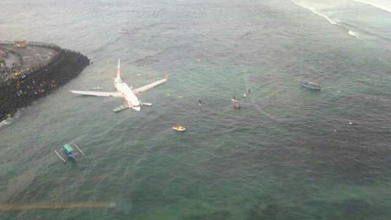 Самолет със 130 души падна в морето