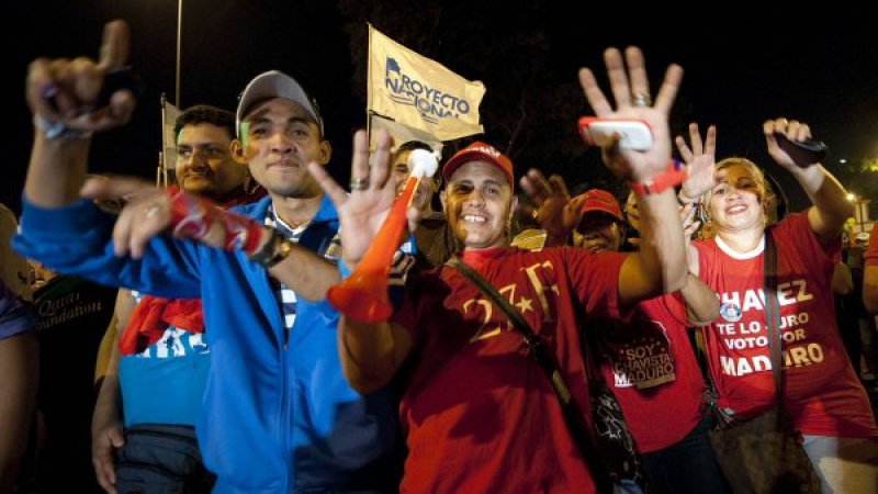 Хиляди венецуелци чакат резултатите от изборите до гроба на Чавес 