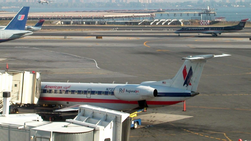 Евакуираха летище в Ню Йорк заради съмнителен пакет