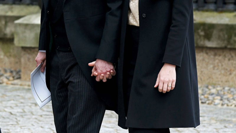 Съпругата на британския премиер цъфна на погребението на Тачър като ретро стюардеса (СНИМКИ)