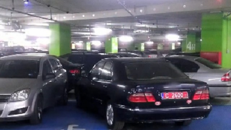 Дипломат паркира на две места за инвалиди