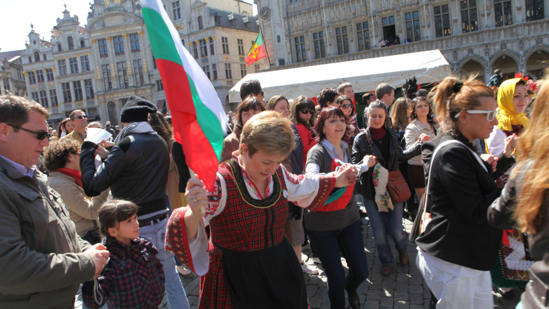 Кристалина Георгиева поведе хоро на централния площад в Брюксел (СНИМКИ)