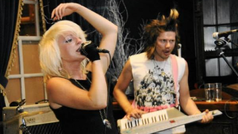 Пънкари подгряват Depeche Mode в София 