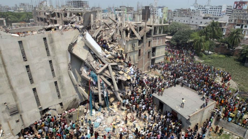 Алчни фабриканти и пукнатина в стена са причината за трагедията със сградата-ковчег в Бангладеш 