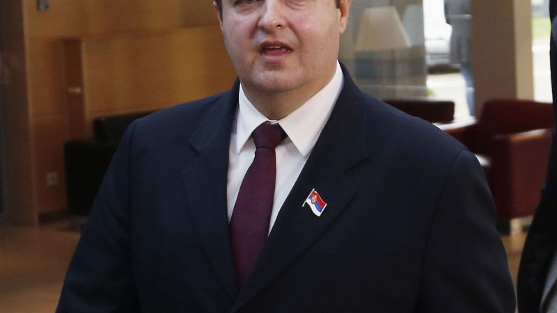 Гръм ударил самолет със сръбския министър Дачич