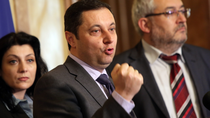 Хората на Яне Янев: Има договорка между двете най-големи партии