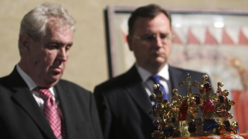 Пияният чешки президент се изложи пред целия свят по време на церемония (ВИДЕО)