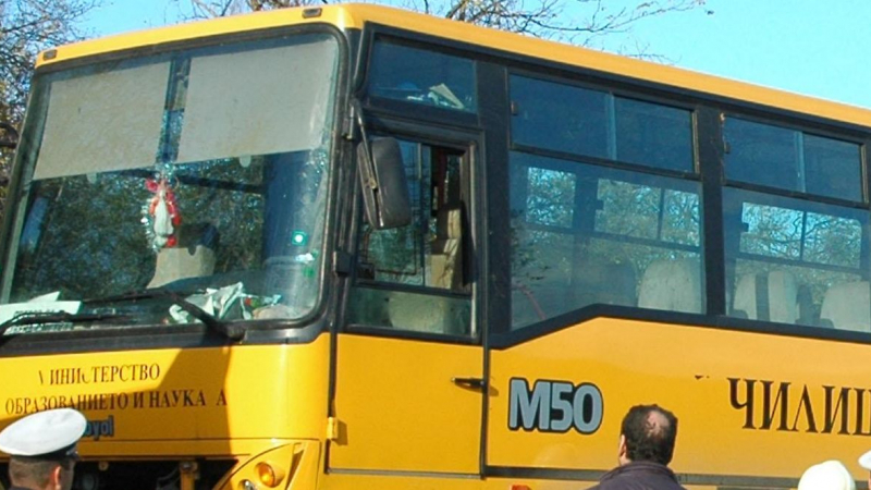 Ученически автобус помете шивачка на път за работа