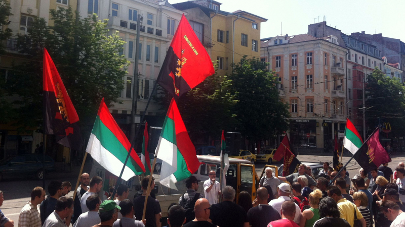 ВМРО пак обърнаха знамената пред Сметната плата  