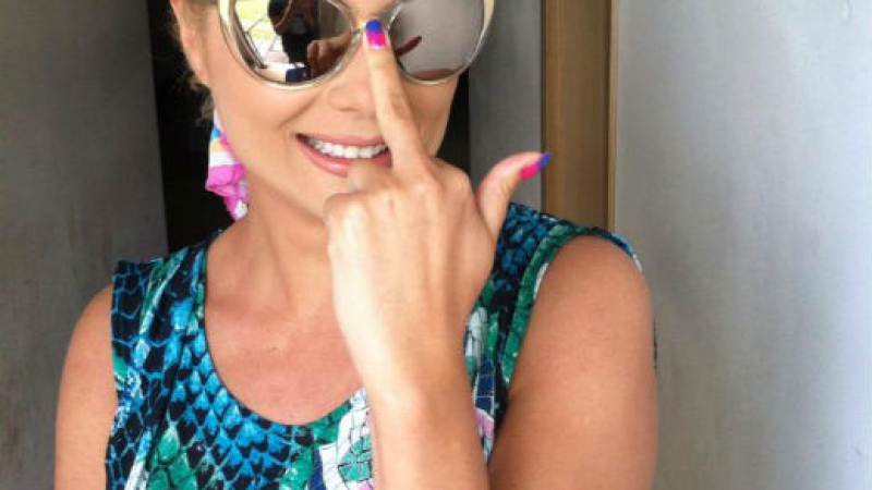 Венета Райкова се хвали с очилата си Dolce &amp; Gabbana