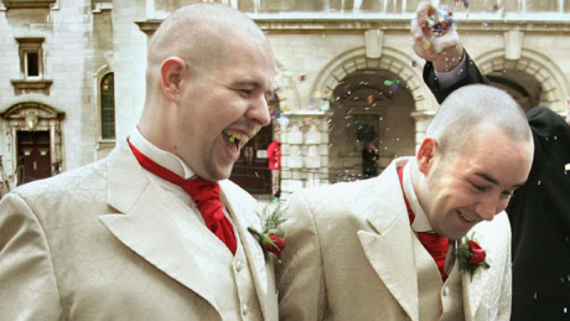 Франция ни натиска да признаем сватбите между гейове