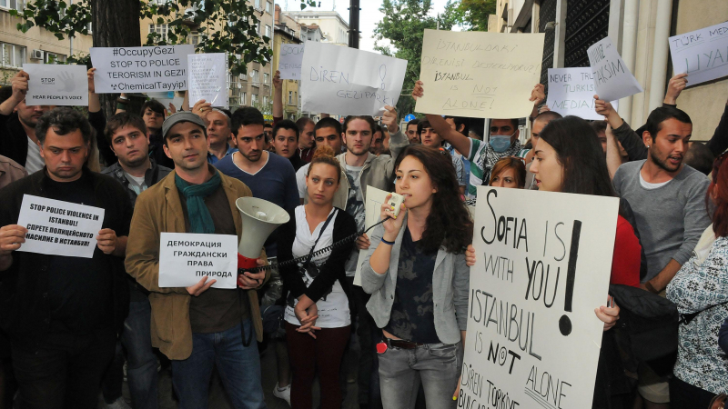Турски студенти в София: На площад &quot;Таксим&quot; има убити!