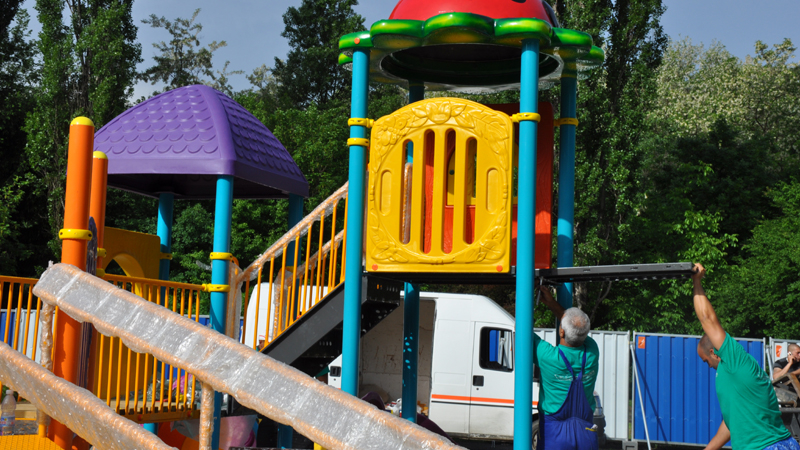 За 1 юни: Откриха уникална детска площадка в Южния парк