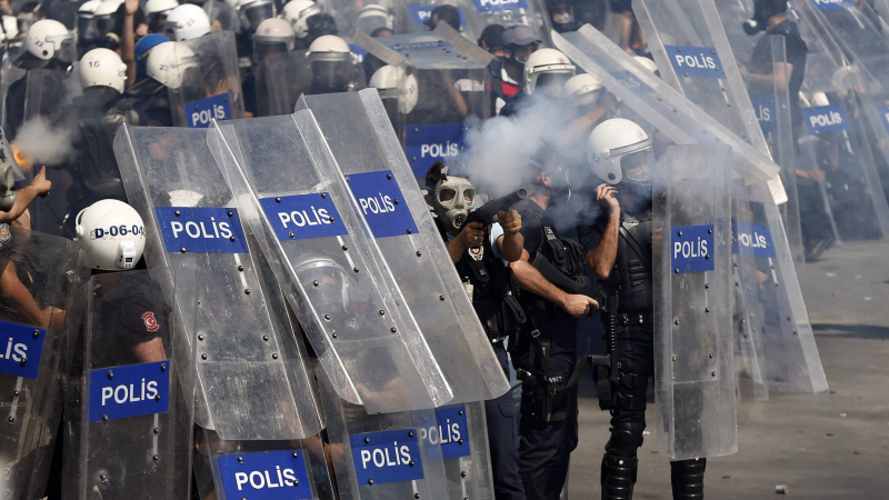 Полицията отстъпи с бой пред протестиращите в Истанбул