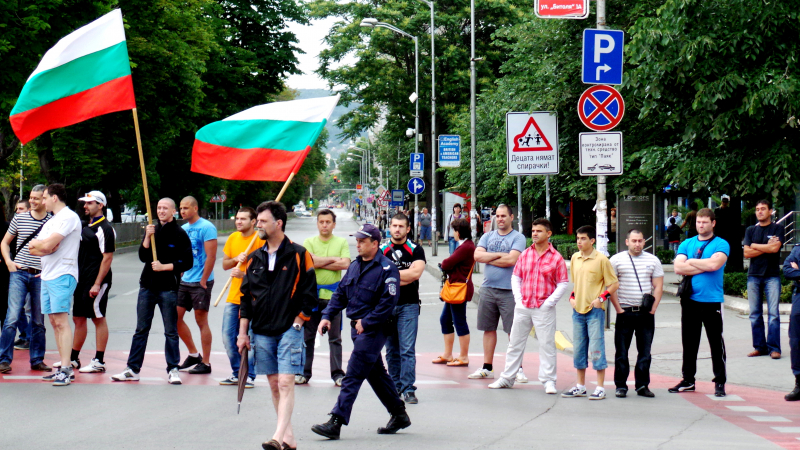 Варненци блокираха булевард, вял протест в Благоевград