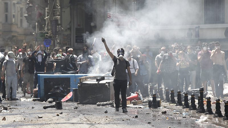 Протестиращите в Турция празнуват - полицията бяга