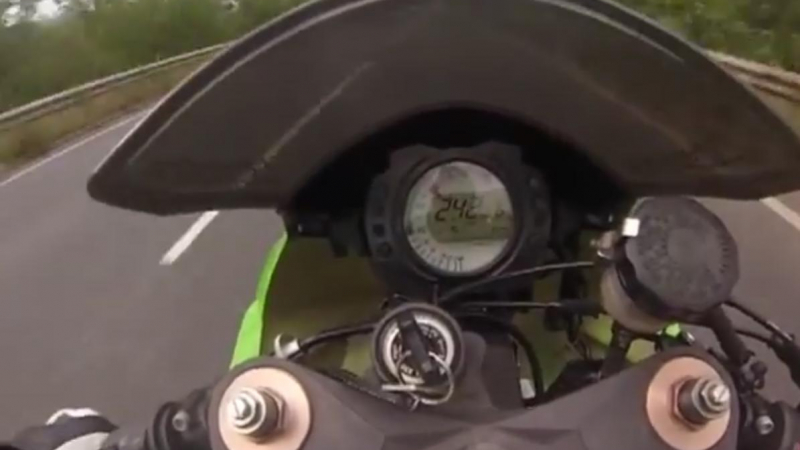 Джигит на мотор се засне как кара с 299 км/ч от Сандански до Благоевград (ВИДЕО)