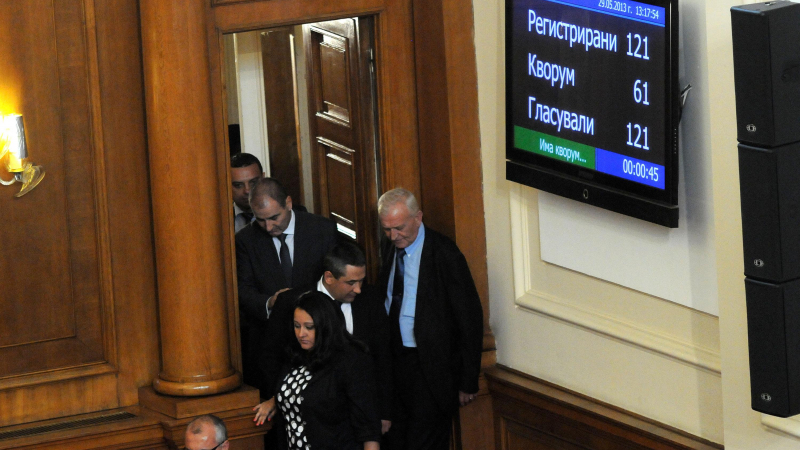 Драма в парламента днес: Минималната заплата замръзва, ако проектобюджетът бъде отхвърлен