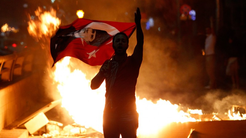 И футболните фенове излязоха на барикадите в Турция