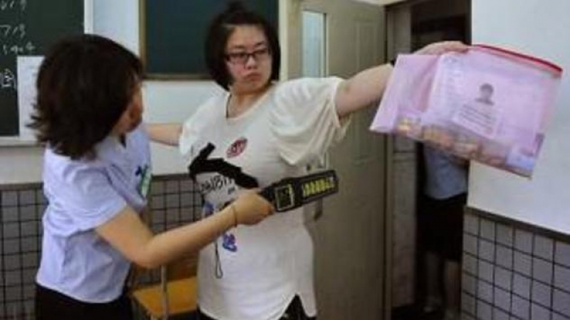 Кандидатстудентски изпити в Китай: Момичетата остават без сутиени 