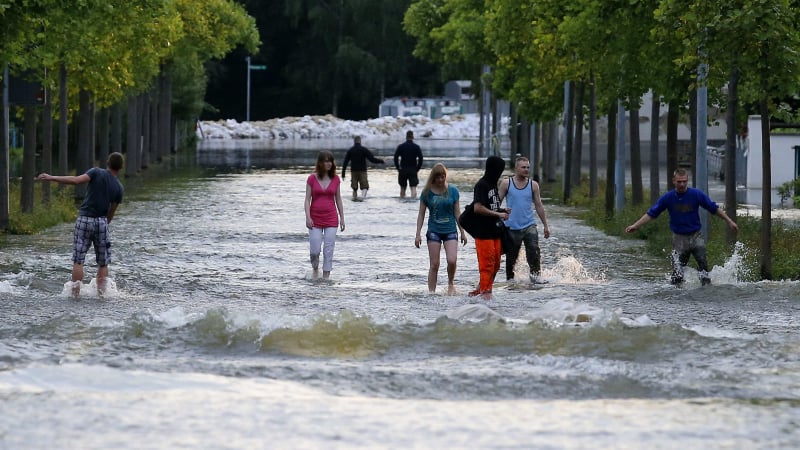 Европейският потоп удари и Меркел, обвиняват я във воден пиар