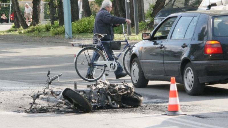 Мотор избухна в пламъци върху покрива на автомобил в Пловдив
