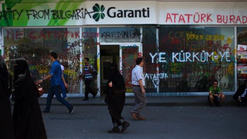Демонстрантите в Турция взимат на прицел вече и банки