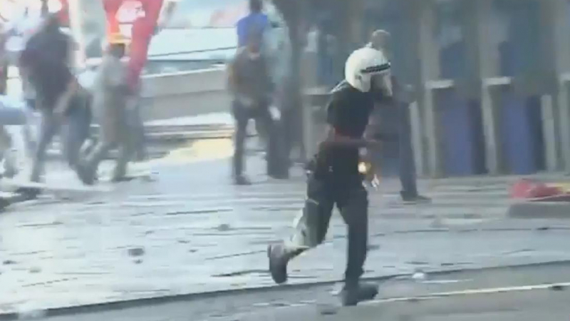 ВИДЕО: Турски полицай гръмна демонстрант в главата и избяга!