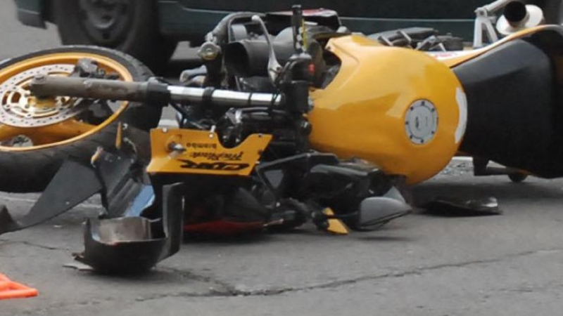 19-годишен мотопедист оцеля по чудо след удар в камион