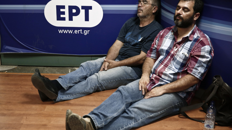 БНТ и БНР дружно жалят за закриването на гръцката държавна телевизия ERT