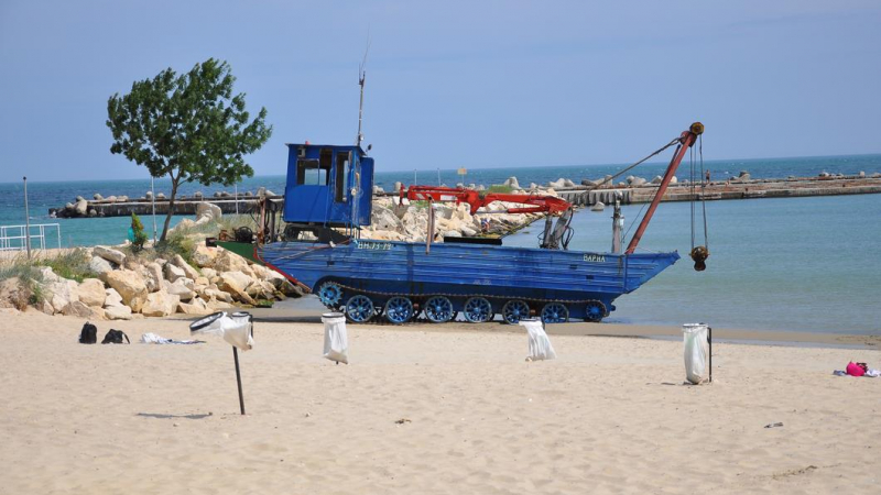 Странна &quot;амфибия&quot; изплува на плажа във Варна (СНИМКИ)