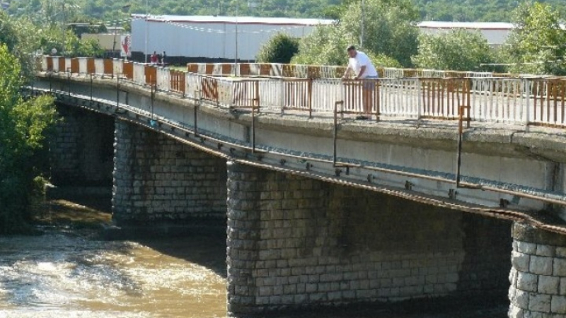 Мост пропадна в Ловеч заради високите води на Осъм