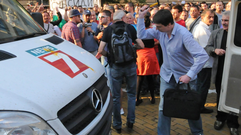 Демонстранти потрошиха подвижна станция на TV7