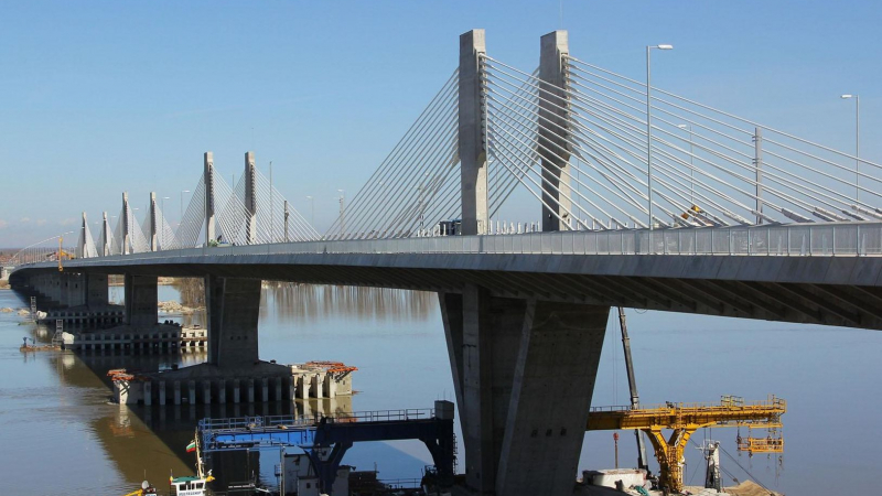 Шопинг атака след отварянето на Дунав мост 2