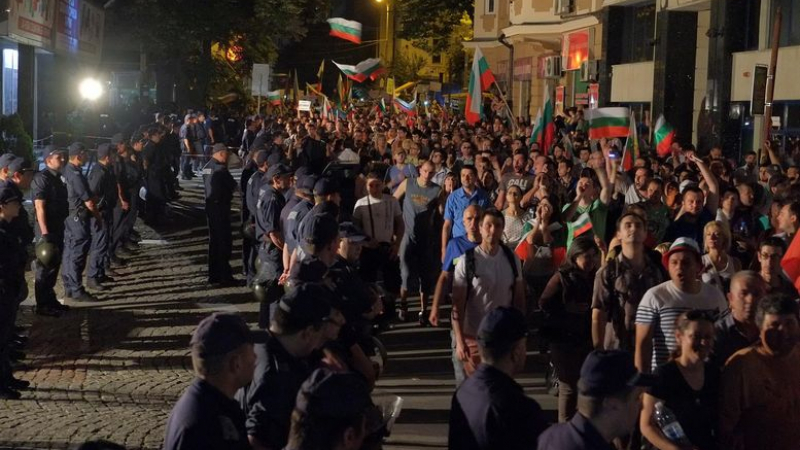 Ройтерс: Българите се надигнаха срещу правителството, което е на власт от две седмици