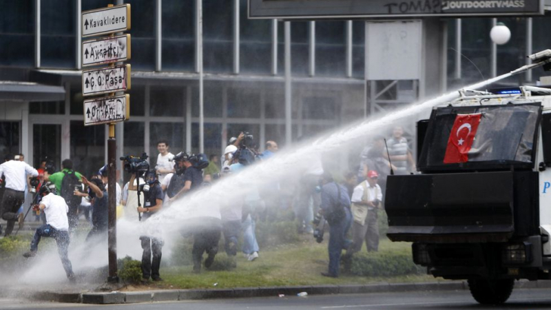 Полицията в Истанбул горяла демонстрантите с химическо оръжие 