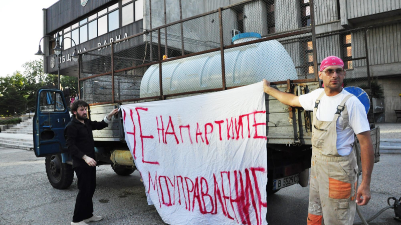 Протестът във Варна скандира против новата тройна коалиция (ГАЛЕРИЯ НА ПРОТЕСТА)